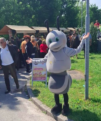 Dobrodošlica Čebelarske zveze Krško udeležencem slovenskega čebelarskega praznika.