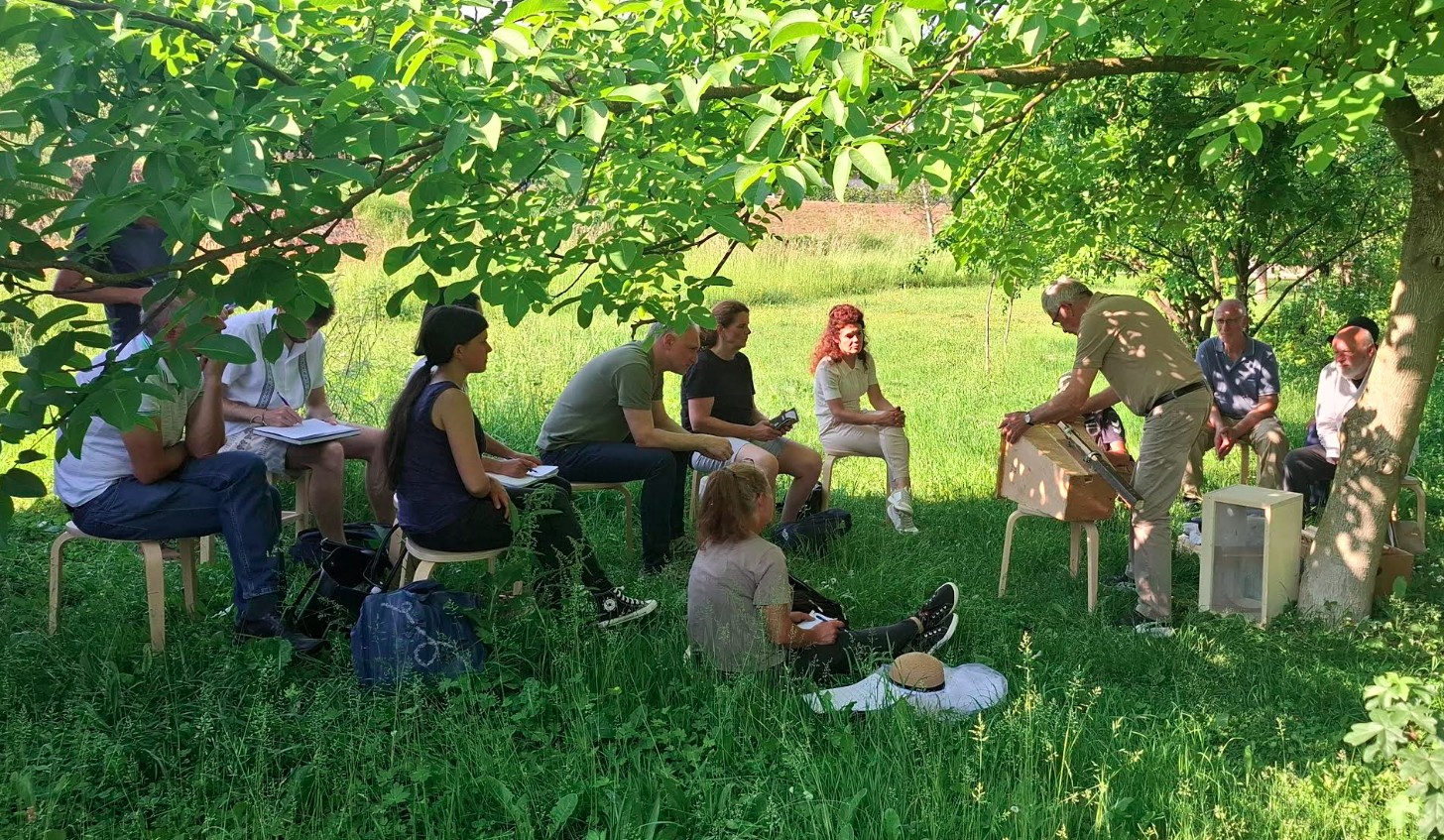 Predavatelj Brane Borštnik predstavlja pobiranje rojev.